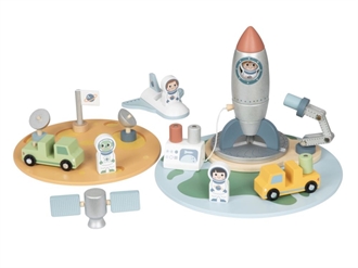 Rumstation med raket og astronauter