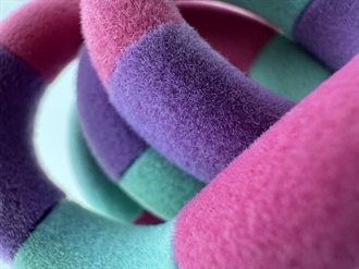 Tangle Jr Fuzzy nr 2900 close up lilla