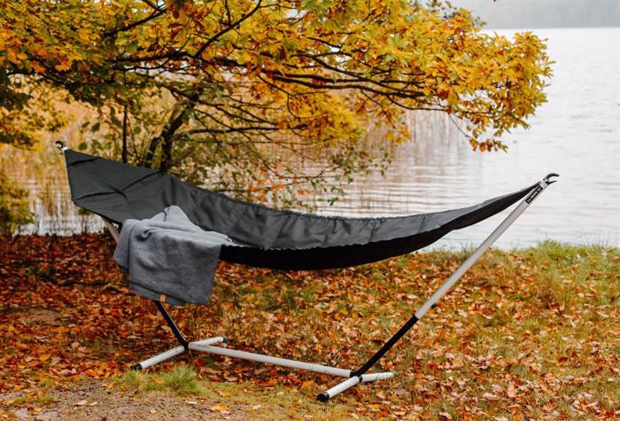 Spektrum sansekøje på stativ i ved en sø, i en skov med efterårsfarver