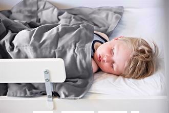 Barn der sover under grå kugledyne fra SpektrumShop