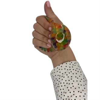 Squeeze bold med vandperler i hånd